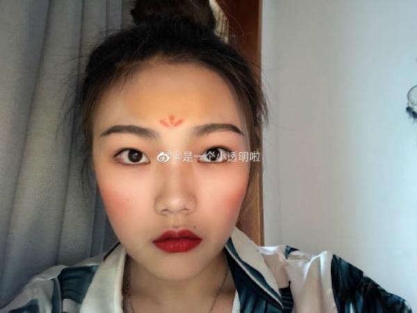 Trang điểm phong cách Hoa Mộc Lan đang trở thành hot trend tại Trung Quốc Trang điểm phong cách Hoa Mộc Lan đang trở thành hot trend tại Trung Quốc