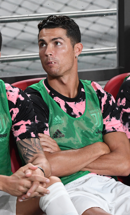 Mua vé xem Ronaldo chơi bóng nhưng anh chỉ ngồi lì ở ghế dự bị, CĐV Hàn bức xúc đâm đơn kiện Mua vé xem Ronaldo chơi bóng nhưng anh chỉ ngồi lì ở ghế dự bị, CĐV Hàn bức xúc đâm đơn kiện