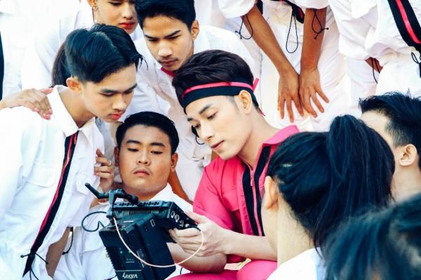 MV 'Sáng Mắt Chưa' hot nhất tối qua, Trúc Nhân đã có ngay câu hát thành trend quốc dân MV 'Sáng Mắt Chưa' hot nhất tối qua, Trúc Nhân đã có ngay câu hát thành trend quốc dân
