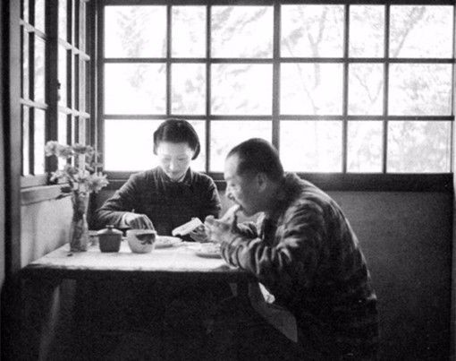 Cô tiểu thư bỏ gia đình theo chân chàng thiếu soái, hàng chục năm không màng danh phận gì Cô tiểu thư bỏ gia đình theo chân chàng thiếu soái, hàng chục năm không màng danh phận gì