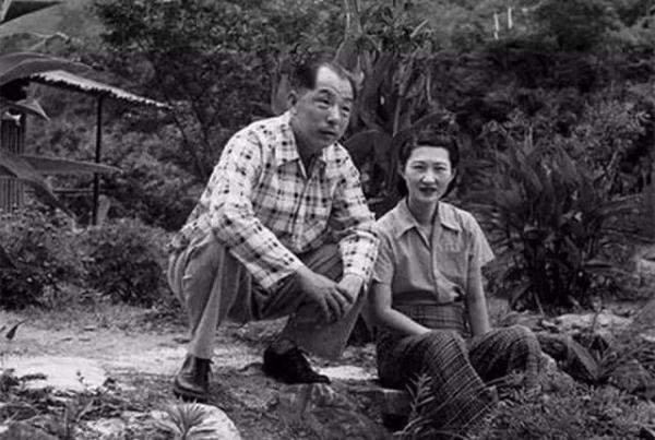 Cô tiểu thư bỏ gia đình theo chân chàng thiếu soái, hàng chục năm không màng danh phận gì Cô tiểu thư bỏ gia đình theo chân chàng thiếu soái, hàng chục năm không màng danh phận gì