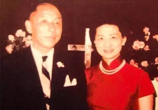 Cô tiểu thư bỏ gia đình theo chân chàng thiếu soái, hàng chục năm không màng danh phận gì Cô tiểu thư bỏ gia đình theo chân chàng thiếu soái, hàng chục năm không màng danh phận gì