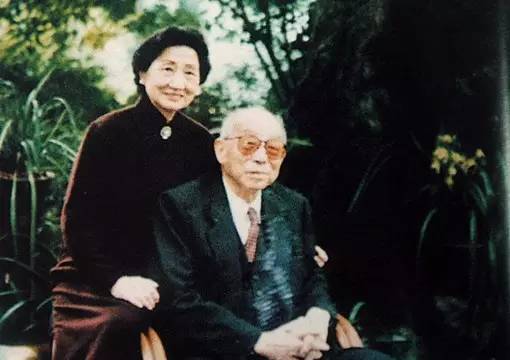 Cô tiểu thư bỏ gia đình theo chân chàng thiếu soái, hàng chục năm không màng danh phận gì Cô tiểu thư bỏ gia đình theo chân chàng thiếu soái, hàng chục năm không màng danh phận gì