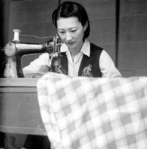Cô tiểu thư bỏ gia đình theo chân chàng thiếu soái, hàng chục năm không màng danh phận gì Cô tiểu thư bỏ gia đình theo chân chàng thiếu soái, hàng chục năm không màng danh phận gì