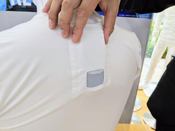 Nhật ra mắt điều hoà cài áo để ra đường mùa hè vẫn thấy mát lạnh Nhật ra mắt điều hoà cài áo để ra đường mùa hè vẫn thấy mát lạnh