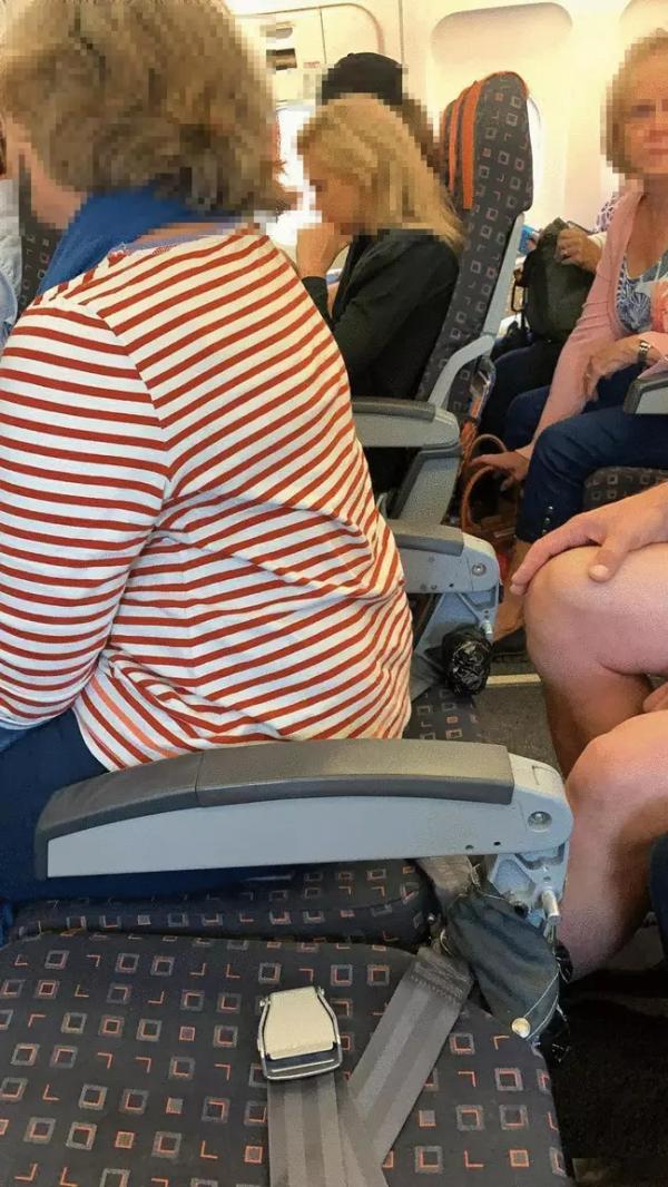 Hãng hàng không EasyJet mạo hiểm cho hành khách ngồi ghế không tựa lưng trên máy bay? Hãng hàng không EasyJet mạo hiểm cho hành khách ngồi ghế không tựa lưng trên máy bay?