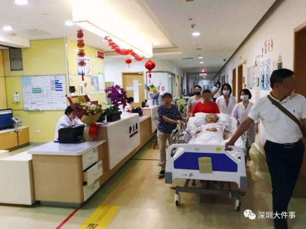 Hai cụ già cố gắng nhìn nhau lần cuối trong bệnh viện khiến ai cũng nghẹn ngào Hai cụ già cố gắng nhìn nhau lần cuối trong bệnh viện khiến ai cũng nghẹn ngào