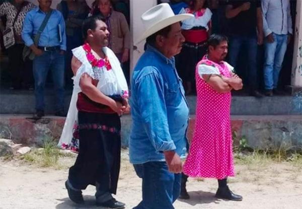 Thị trưởng Mexico phải mặc đồ phụ nữ diễu hành suốt 4 ngày vì thất hứa sau chiến dịch tranh cử Thị trưởng Mexico phải mặc đồ phụ nữ diễu hành suốt 4 ngày vì thất hứa sau chiến dịch tranh cử