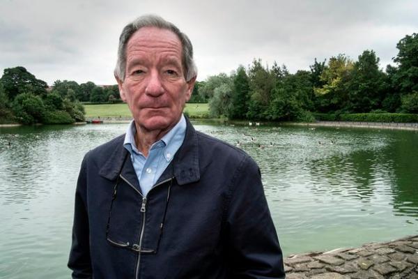 Michael Buerk từ BBC: Người béo nên chết sớm để tiết kiệm ngân quỹ cho dịch vụ y tế Michael Buerk từ BBC: Người béo nên chết sớm để tiết kiệm ngân quỹ cho dịch vụ y tế