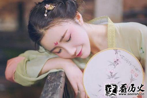 Một hạt đậu đỏ lại chất chứa nỗi tương tư của bao kiếp tình nhân Một hạt đậu đỏ lại chất chứa nỗi tương tư của bao kiếp tình nhân