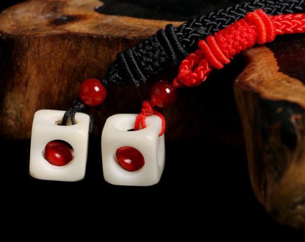 Một hạt đậu đỏ lại chất chứa nỗi tương tư của bao kiếp tình nhân Một hạt đậu đỏ lại chất chứa nỗi tương tư của bao kiếp tình nhân