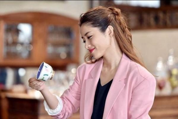 Heaven, My Restaurant, My Life – Chuyện về nhà hàng nơi nghĩa trang có bà chủ xinh đẹp quái dị Heaven, My Restaurant, My Life – Chuyện về nhà hàng nơi nghĩa trang có bà chủ xinh đẹp quái dị