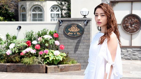 Heaven, My Restaurant, My Life – Chuyện về nhà hàng nơi nghĩa trang có bà chủ xinh đẹp quái dị Heaven, My Restaurant, My Life – Chuyện về nhà hàng nơi nghĩa trang có bà chủ xinh đẹp quái dị