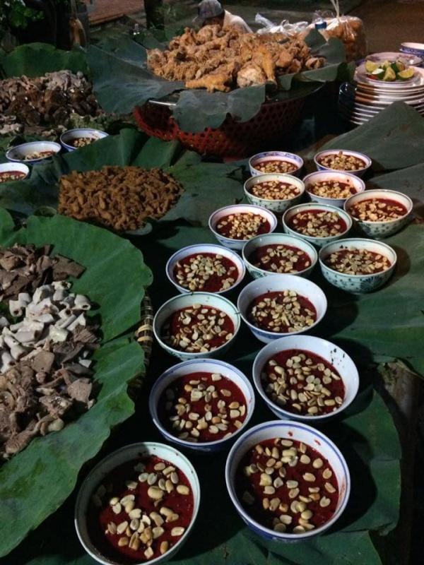 Buffet nhà hàng 5 sao cũng không bằng mâm cỗ siêu to khổng lồ đủ chiêu đãi cả họ này Buffet nhà hàng 5 sao cũng không bằng mâm cỗ siêu to khổng lồ đủ chiêu đãi cả họ này