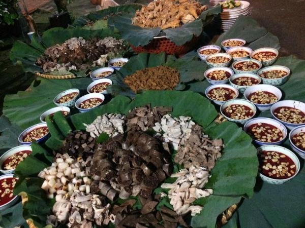 Buffet nhà hàng 5 sao cũng không bằng mâm cỗ siêu to khổng lồ đủ chiêu đãi cả họ này Buffet nhà hàng 5 sao cũng không bằng mâm cỗ siêu to khổng lồ đủ chiêu đãi cả họ này