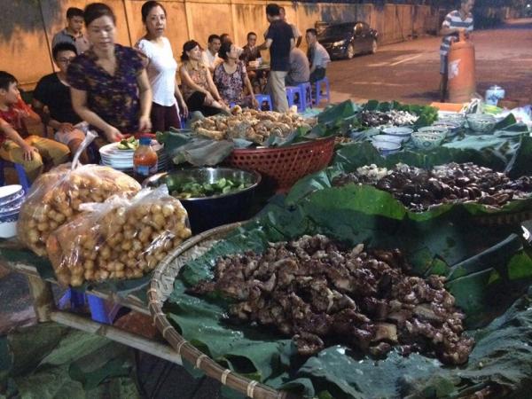 Buffet nhà hàng 5 sao cũng không bằng mâm cỗ siêu to khổng lồ đủ chiêu đãi cả họ này Buffet nhà hàng 5 sao cũng không bằng mâm cỗ siêu to khổng lồ đủ chiêu đãi cả họ này