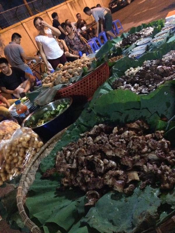 Buffet nhà hàng 5 sao cũng không bằng mâm cỗ siêu to khổng lồ đủ chiêu đãi cả họ này Buffet nhà hàng 5 sao cũng không bằng mâm cỗ siêu to khổng lồ đủ chiêu đãi cả họ này