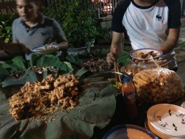 Buffet nhà hàng 5 sao cũng không bằng mâm cỗ siêu to khổng lồ đủ chiêu đãi cả họ này Buffet nhà hàng 5 sao cũng không bằng mâm cỗ siêu to khổng lồ đủ chiêu đãi cả họ này