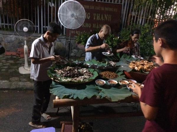Buffet nhà hàng 5 sao cũng không bằng mâm cỗ siêu to khổng lồ đủ chiêu đãi cả họ này Buffet nhà hàng 5 sao cũng không bằng mâm cỗ siêu to khổng lồ đủ chiêu đãi cả họ này