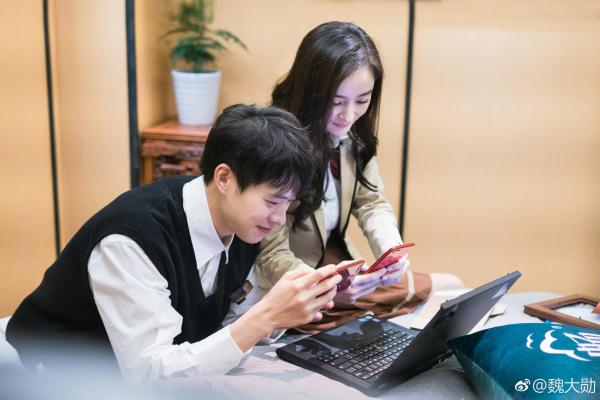 Bạn chơi game tiết lộ lý do Dương Mịch - Ngụy Đại Huân chỉ là 'hội chị em bạn dì' thân thiết Bạn chơi game tiết lộ lý do Dương Mịch - Ngụy Đại Huân chỉ là 'hội chị em bạn dì' thân thiết