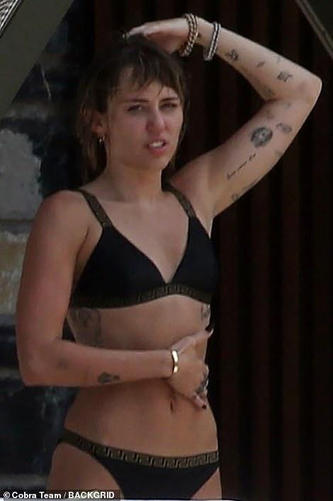 Rộ tin ly hôn Liam Hemsworth sau 7 tháng mặn nồng, Miley Cyrus bị bắt gặp 'khóa môi' gái lạ Rộ tin ly hôn Liam Hemsworth sau 7 tháng mặn nồng, Miley Cyrus bị bắt gặp 'khóa môi' gái lạ