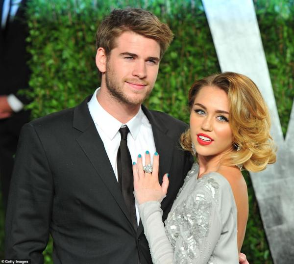 Rộ tin ly hôn Liam Hemsworth sau 7 tháng mặn nồng, Miley Cyrus bị bắt gặp 'khóa môi' gái lạ Rộ tin ly hôn Liam Hemsworth sau 7 tháng mặn nồng, Miley Cyrus bị bắt gặp 'khóa môi' gái lạ