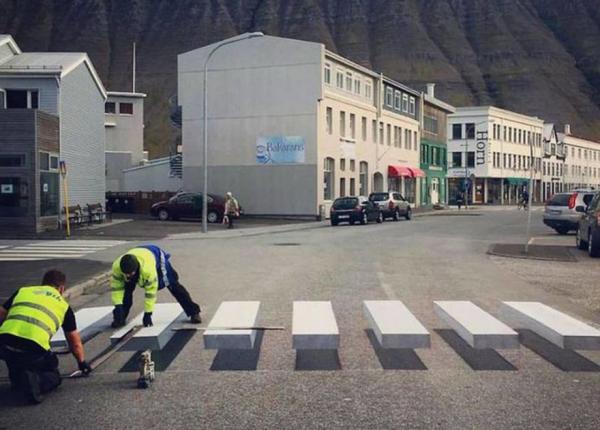 Thị trấn ở Iceland sử dụng vạch qua đường 3D để cảnh báo lái xe giảm tốc độ Thị trấn ở Iceland sử dụng vạch qua đường 3D để cảnh báo lái xe giảm tốc độ