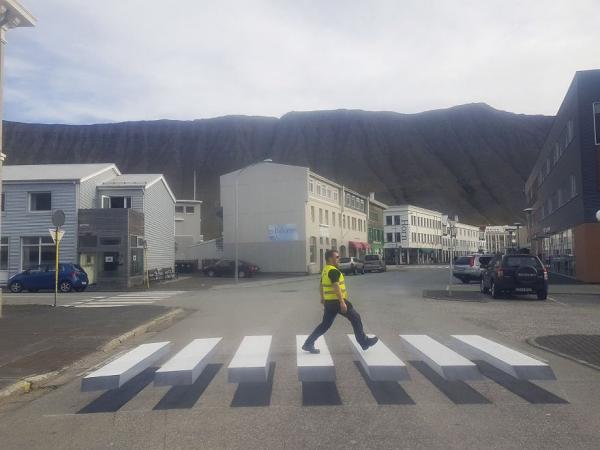 Thị trấn ở Iceland sử dụng vạch qua đường 3D để cảnh báo lái xe giảm tốc độ Thị trấn ở Iceland sử dụng vạch qua đường 3D để cảnh báo lái xe giảm tốc độ