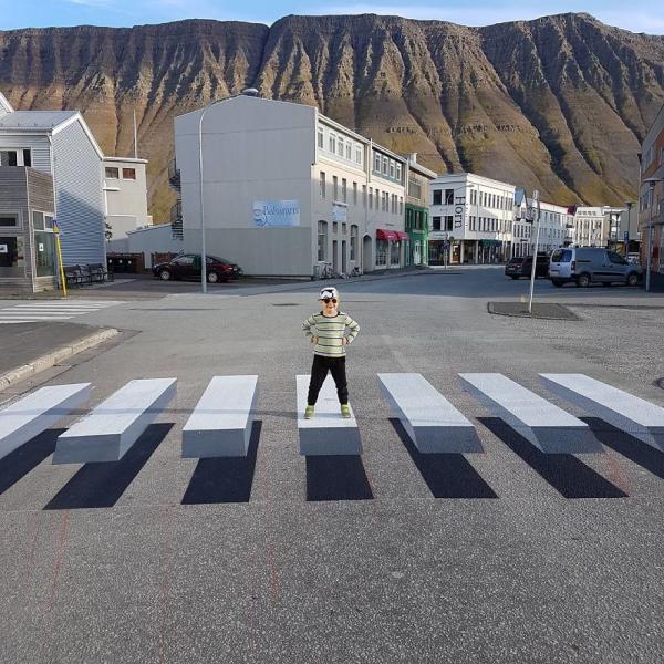 Thị trấn ở Iceland sử dụng vạch qua đường 3D để cảnh báo lái xe giảm tốc độ Thị trấn ở Iceland sử dụng vạch qua đường 3D để cảnh báo lái xe giảm tốc độ