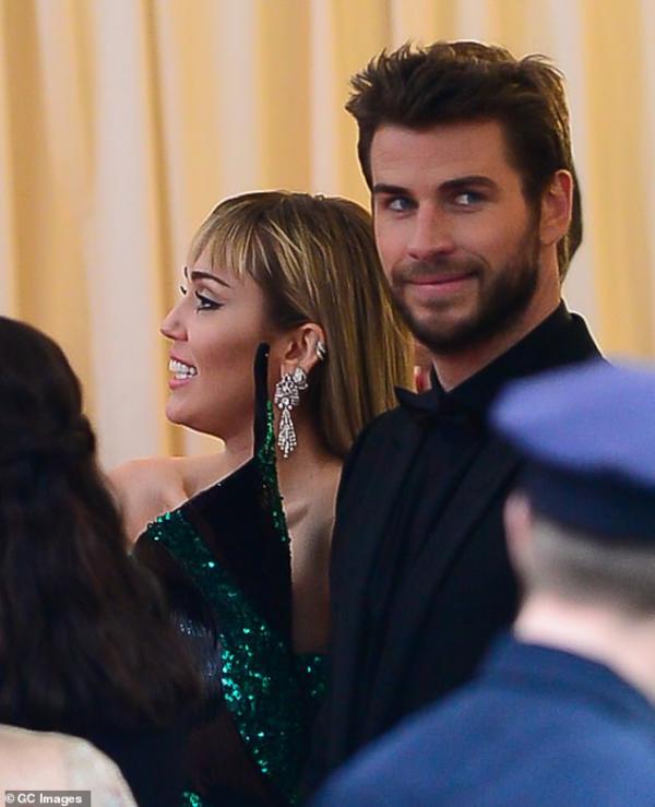 Liam Hemsworth đã quá mệt mỏi khi vợ cũ 'cố gắng làm trò trước ống kính' Liam Hemsworth đã quá mệt mỏi khi vợ cũ 'cố gắng làm trò trước ống kính'