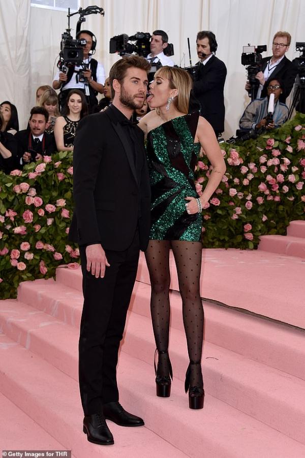 Liam Hemsworth đã quá mệt mỏi khi vợ cũ 'cố gắng làm trò trước ống kính' Liam Hemsworth đã quá mệt mỏi khi vợ cũ 'cố gắng làm trò trước ống kính'