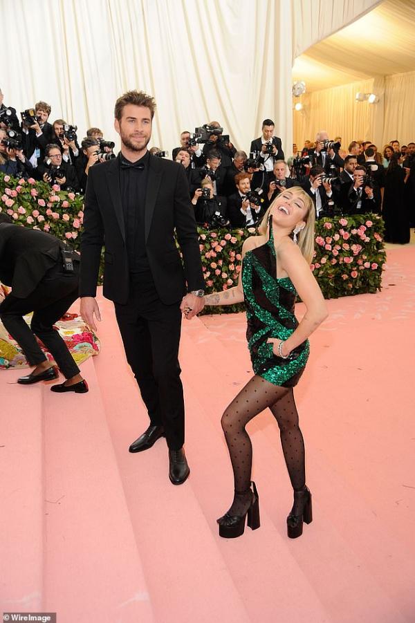 Liam Hemsworth đã quá mệt mỏi khi vợ cũ 'cố gắng làm trò trước ống kính' Liam Hemsworth đã quá mệt mỏi khi vợ cũ 'cố gắng làm trò trước ống kính'
