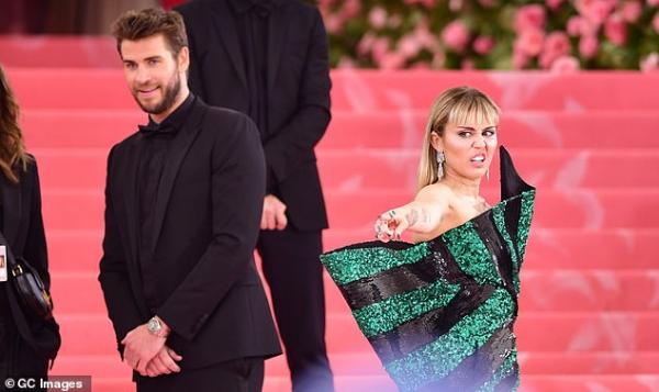 Liam Hemsworth đã quá mệt mỏi khi vợ cũ 'cố gắng làm trò trước ống kính' Liam Hemsworth đã quá mệt mỏi khi vợ cũ 'cố gắng làm trò trước ống kính'