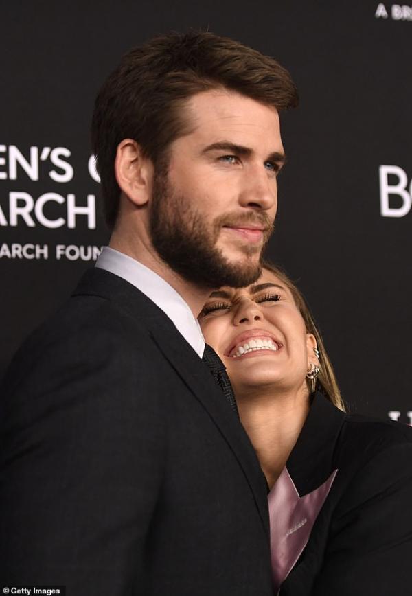 Liam Hemsworth đã quá mệt mỏi khi vợ cũ 'cố gắng làm trò trước ống kính' Liam Hemsworth đã quá mệt mỏi khi vợ cũ 'cố gắng làm trò trước ống kính'