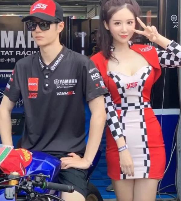 Vương Nhất Bác bị nghi đẹp trai nhờ dao kéo, yêu đương lén lút với thiên kim tập đoàn lớn Vương Nhất Bác bị nghi đẹp trai nhờ dao kéo, yêu đương lén lút với thiên kim tập đoàn lớn