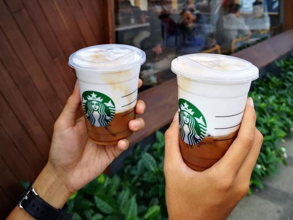 Tranh cãi: Đã bỏ nhiều tiền uống Starbucks sao còn phải tự dọn ly? Tranh cãi: Đã bỏ nhiều tiền uống Starbucks sao còn phải tự dọn ly?
