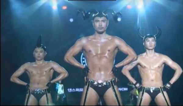 10 lần idol K-Pop khốn đốn vì phục trang sân khấu: Người quá hở hang, kẻ dính nghi án đạo nhái 10 lần idol K-Pop khốn đốn vì phục trang sân khấu: Người quá hở hang, kẻ dính nghi án đạo nhái