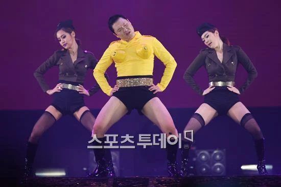 10 lần idol K-Pop khốn đốn vì phục trang sân khấu: Người quá hở hang, kẻ dính nghi án đạo nhái 10 lần idol K-Pop khốn đốn vì phục trang sân khấu: Người quá hở hang, kẻ dính nghi án đạo nhái