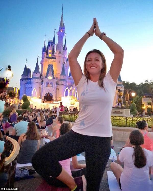 Người mẹ của năm: Mừng ngày đầu tiên con trai đi học bằng cách đến công viên Disney chơi một mình Người mẹ của năm: Mừng ngày đầu tiên con trai đi học bằng cách đến công viên Disney chơi một mình