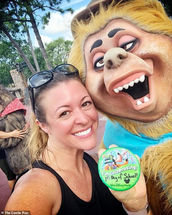 Người mẹ của năm: Mừng ngày đầu tiên con trai đi học bằng cách đến công viên Disney chơi một mình Người mẹ của năm: Mừng ngày đầu tiên con trai đi học bằng cách đến công viên Disney chơi một mình