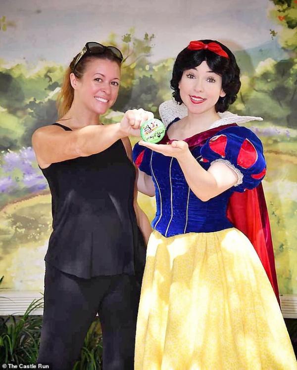 Người mẹ của năm: Mừng ngày đầu tiên con trai đi học bằng cách đến công viên Disney chơi một mình Người mẹ của năm: Mừng ngày đầu tiên con trai đi học bằng cách đến công viên Disney chơi một mình