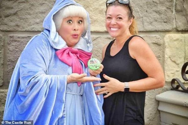 Người mẹ của năm: Mừng ngày đầu tiên con trai đi học bằng cách đến công viên Disney chơi một mình Người mẹ của năm: Mừng ngày đầu tiên con trai đi học bằng cách đến công viên Disney chơi một mình