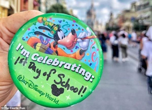 Người mẹ của năm: Mừng ngày đầu tiên con trai đi học bằng cách đến công viên Disney chơi một mình Người mẹ của năm: Mừng ngày đầu tiên con trai đi học bằng cách đến công viên Disney chơi một mình