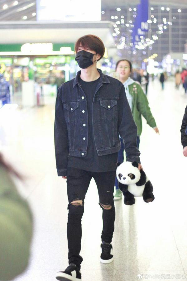 Những bằng chứng cho thấy Vương Nhất Bác 'phũ' phóng viên nhưng siêu dịu dàng với fan Những bằng chứng cho thấy Vương Nhất Bác 'phũ' phóng viên nhưng siêu dịu dàng với fan