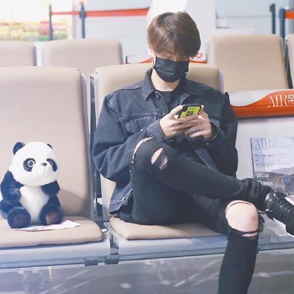 Những bằng chứng cho thấy Vương Nhất Bác 'phũ' phóng viên nhưng siêu dịu dàng với fan Những bằng chứng cho thấy Vương Nhất Bác 'phũ' phóng viên nhưng siêu dịu dàng với fan