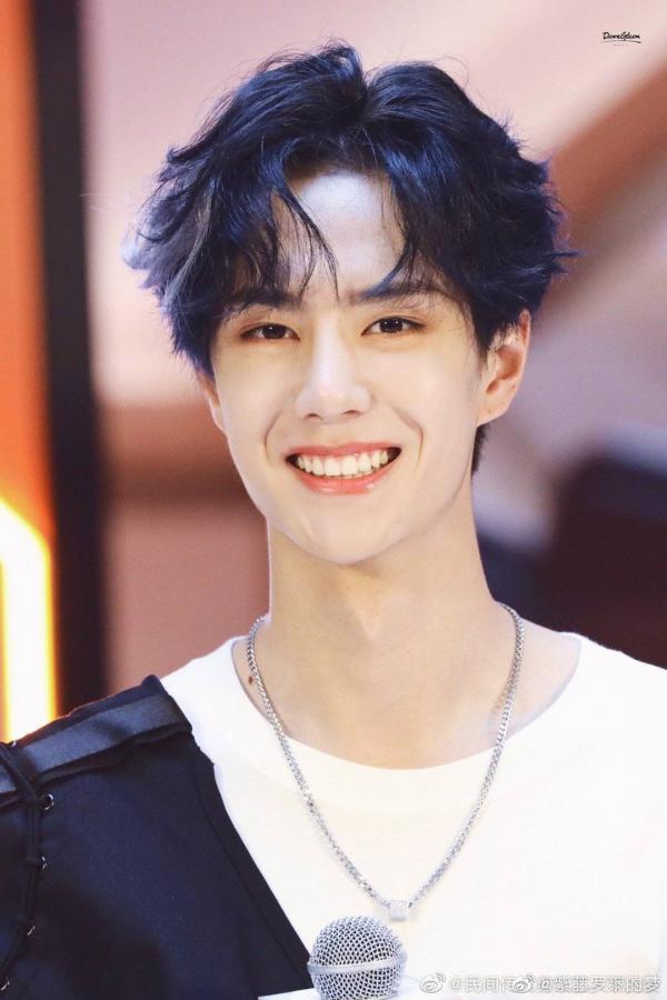 Những bằng chứng cho thấy Vương Nhất Bác 'phũ' phóng viên nhưng siêu dịu dàng với fan Những bằng chứng cho thấy Vương Nhất Bác 'phũ' phóng viên nhưng siêu dịu dàng với fan
