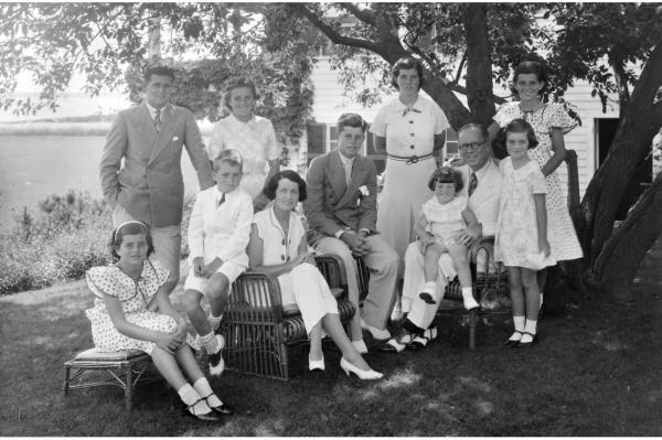 Cuộc đời bi kịch của Rosemary Kennedy - Từ em gái tổng thổng cho đến người con bị quên lãng Cuộc đời bi kịch của Rosemary Kennedy - Từ em gái tổng thổng cho đến người con bị quên lãng