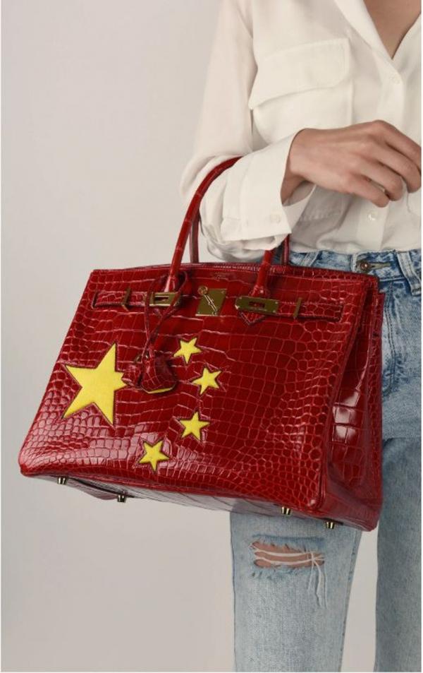 Túi xách Birkin quốc kỳ Trung Quốc - món phụ kiện không thể thiếu của các ngôi sao yêu nước Túi xách Birkin quốc kỳ Trung Quốc - món phụ kiện không thể thiếu của các ngôi sao yêu nước