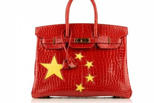 Túi xách Birkin quốc kỳ Trung Quốc - món phụ kiện không thể thiếu của các ngôi sao yêu nước Túi xách Birkin quốc kỳ Trung Quốc - món phụ kiện không thể thiếu của các ngôi sao yêu nước