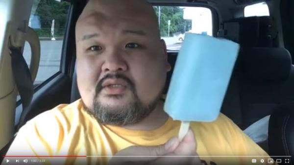 Anh chàng 'miệng rộng' cố gắng ăn hết que kem trong 1 lần cắn và hậu quả Anh chàng 'miệng rộng' cố gắng ăn hết que kem trong 1 lần cắn và hậu quả